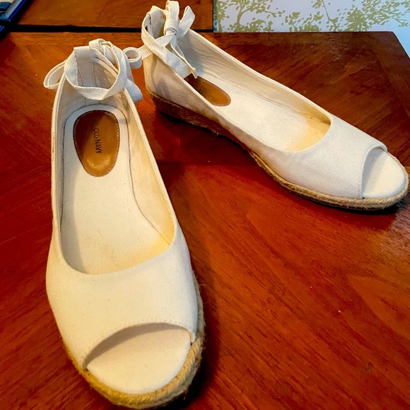 Size 8 white Old Navy espadrilles - Picture 2 of 5